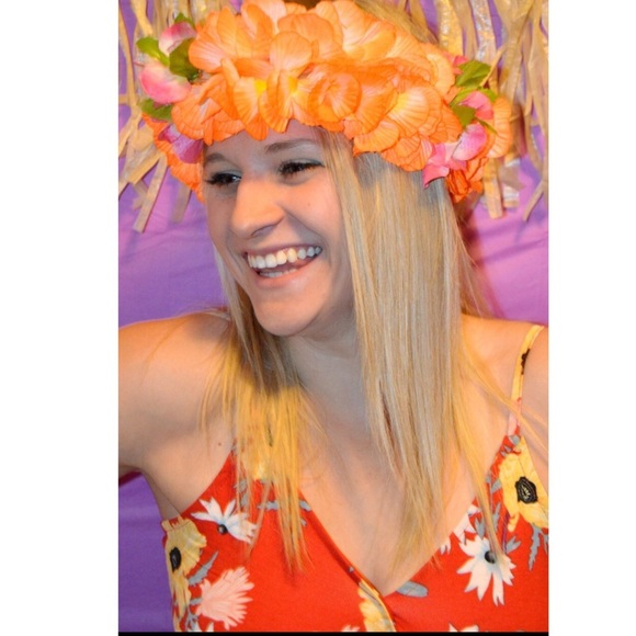 H&M Summer Crop Top. Red floral design Hawaiian - Picture 2 of 4